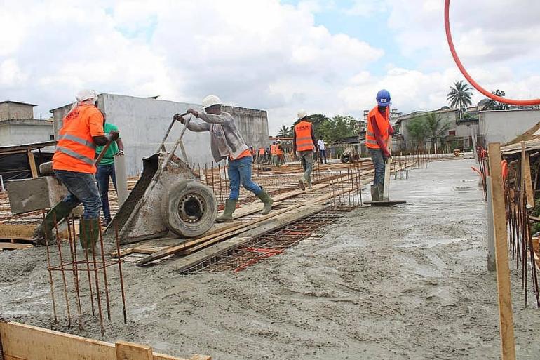 Ouvrier sur le chantier de la Cité Emeraude